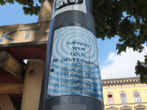 Bild eines Pickerls mit der Aufschrift: Support your local de-gentrification