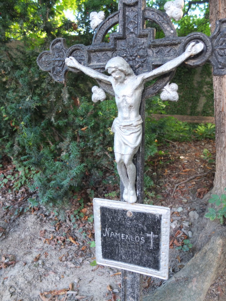 Bild eines Kreuzes mit der Aufschrift "Namenlos"