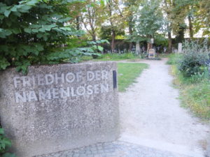 Eingang zum Friedhof der Namenlosen