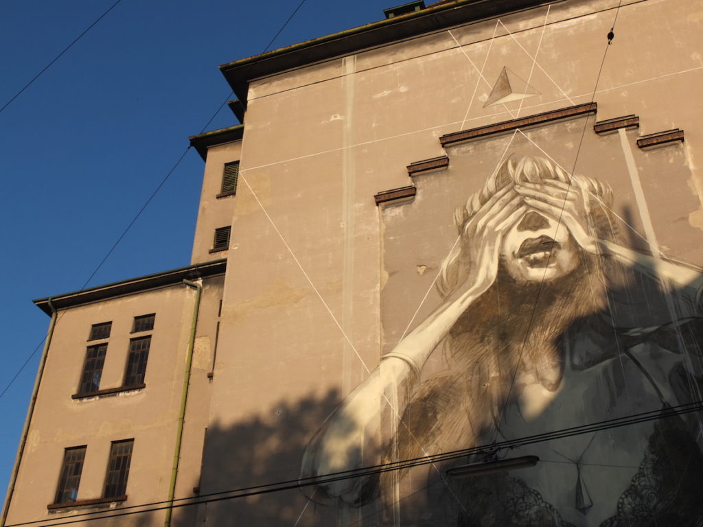 Bild der Ankerbrotfabrik mit einem riesigen Grafitti